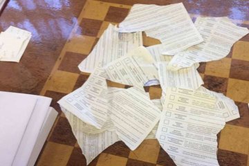 Выборы в Верховную Раду: пенсионерка заблокировала участок и 4 часа ела бюллетени. Видео