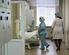 Медики увольняются, пациентов выписывают. В больницах Киева хаос: "Тяжелых завезли"