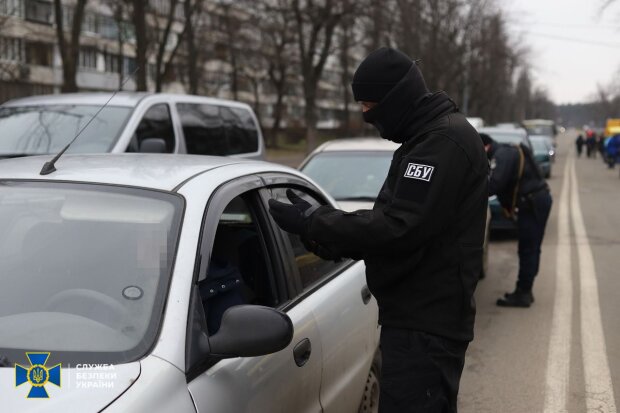 Лівий берег Києва повністю заблокований, перевіряють усі машини: спецназ СБУ піднято по тривозі. Фото