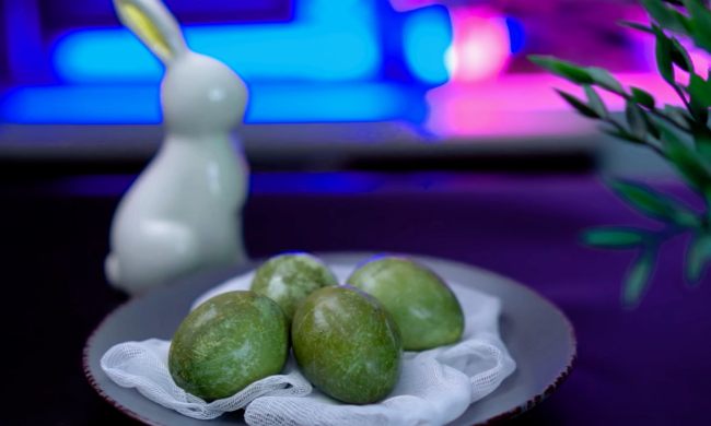 Як без хімії зробити яскраві фарбування різного кольору на Великдень-2025. Фото: YouTube