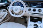 В салоне Mercedes S-Class. Фото: скриншот YouTube