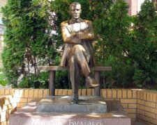 Демонтаж пам'ятника Булгакову на Андріївському узвозі в Києві