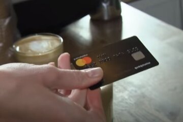 Банківська картка. Фото: скріншот YouTube-відео