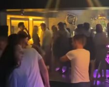 В ночном клубе всю ночь отмечали день рождения чиновники. Фото: скриншот YouTube