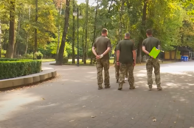 Почему заключение мира не приведёт к отмене мобилизации и военного положения. Фото: YouTube