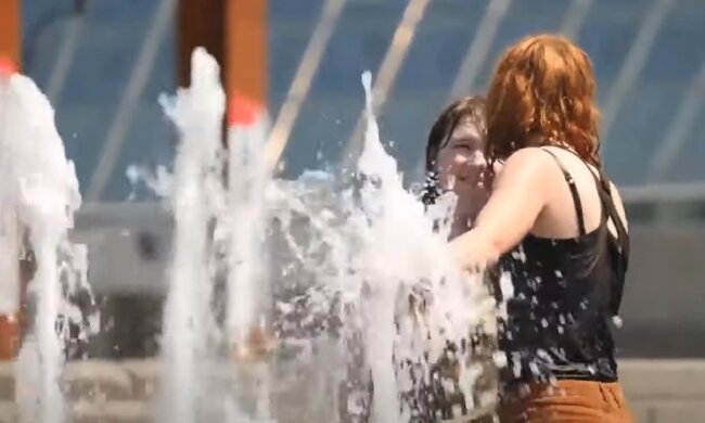 Летний день, фонтаны.Фото: скриншот Youtube