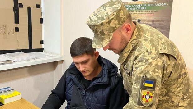 Українців 17-25 років автоматично ставитимуть на облік до ТЦК. Фото: YouTube