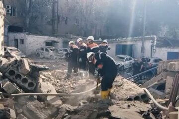 Рятувальна операція після атаки рф. Фото: скріншот YouTube-відео
