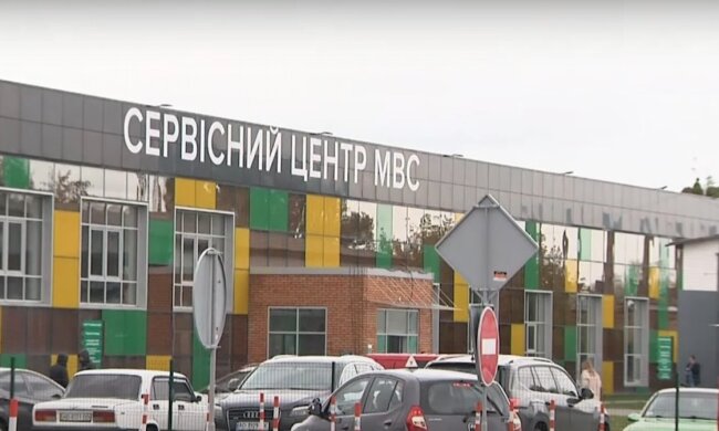 Автомобілі. Фото: YouTube, комод