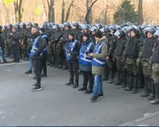 В центр Киева срочно стягивают полицию. Фото: скриншот Youtube