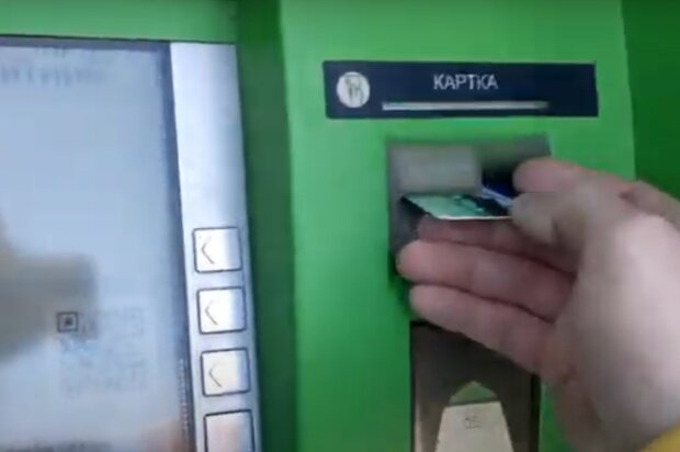 Банкомат ПриватБанка. Фото: скриншот YouTube