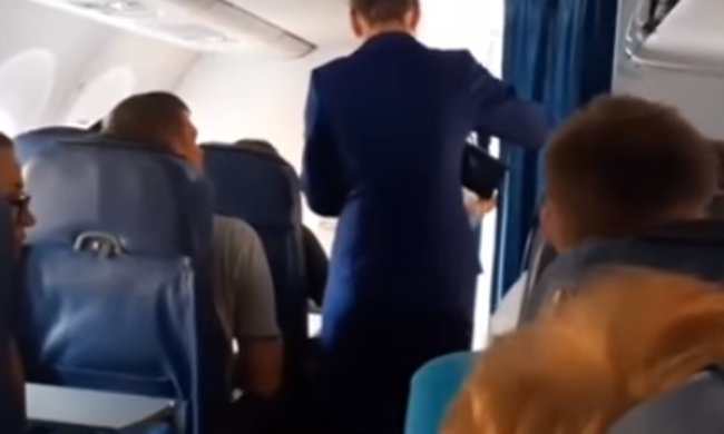 Пассажиры на борту самолета, фото: Скриншот YouTube