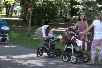 Молодые мамы с детьми в парке. Фото: скриншот YouTube-видео