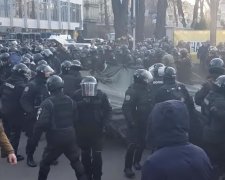Майдан начнется сегодня: Раду уже взяли в осаду - полиция еле сдерживает людей. Фото