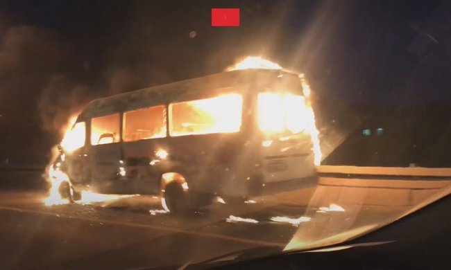 Адская маршрутка, объятая пламенем: горела прямо на ходу, фото