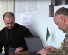 Представник ТЦК Фото: скріншот YouTube-відео