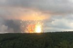 "Черный гриб" поднялся в небо над россиянами. Взрывы на российских военных складах. Люди в панике. Видео