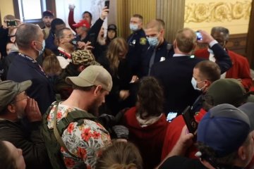 В США люди требуют отмены карантина. Фото: YouTube, скрин