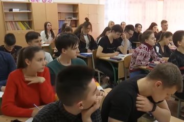 Украинских школьников "проэкзаменуют" в сентябре. Фото: скриншот YouTube