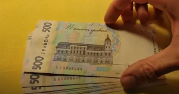 Купюры в 500 грн. Фото: скриншот YouTube-видео