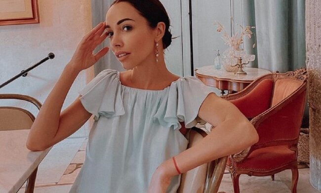 Осина талія і пишне декольте: Катерина Кухар захопила стрункою фігуркою в ефектному вбранні - "Принцеса"