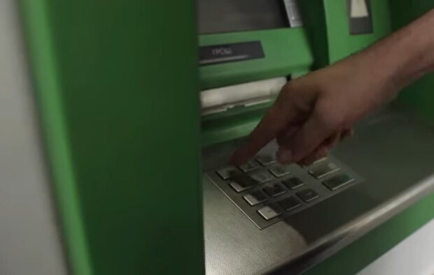 Украинцы могут выбирать банк для получения зарплаты. Фото: скриншот Youtube-видео