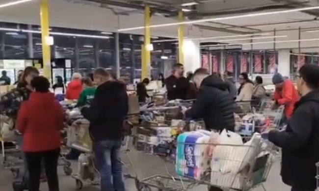 В Полтаве покупатель кинул мелочь в кассира. Фото: скриншот Youtube