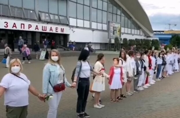 Женщины в белом заполонили центр Минска. Фото: скриншот YouTube