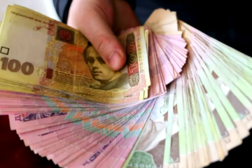 Зарплаты вырастут до 35 тысяч гривен. Фото: YouTube