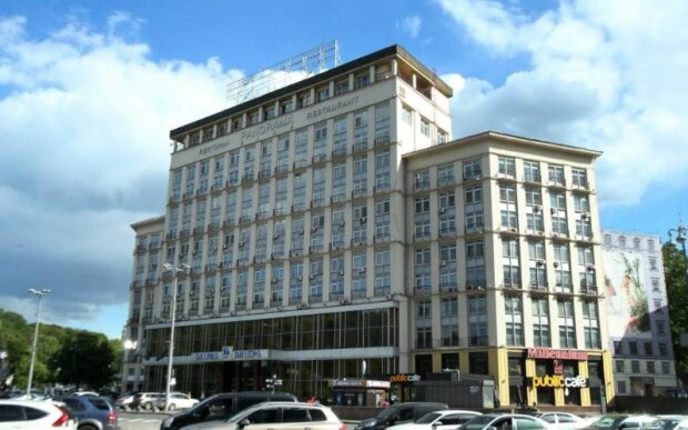 В Киеве продали государственный отель: Зеленский рассказал, на что пойдут деньги
