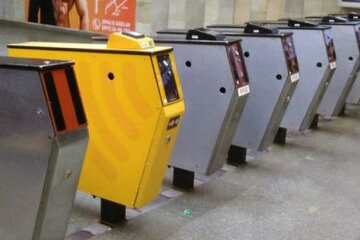 Киевлян утомили развалившиеся турникеты в метро: не меняли 50 лет