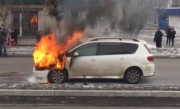 Пожар, горит машина. Фото: скрин youtube