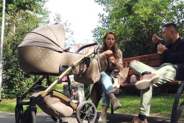 Молодые родители.  Фото: скриншот YouTube-видео