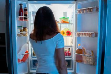 Названы продукты, которые категорически нельзя есть на ночь. Фото: FitCurves