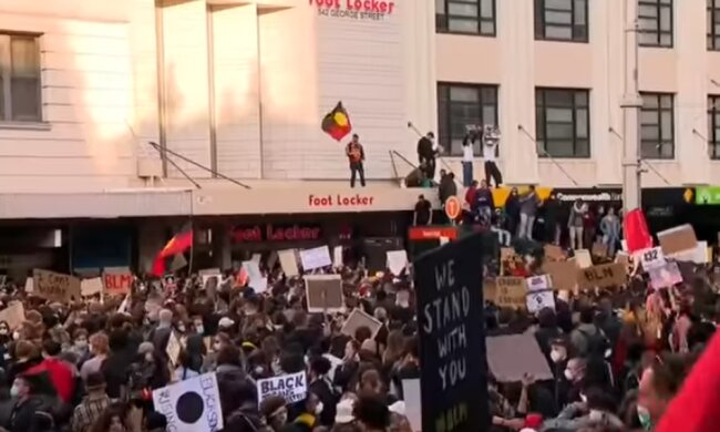 Протесты против расизма в США охватили Австралию. Фото: скриншот YouTube