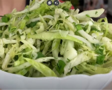 Салат с капусты. Фото: youtube.com/