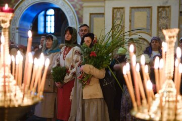 Троица: церковная свеча в храме во время богослужения ПЦУ
