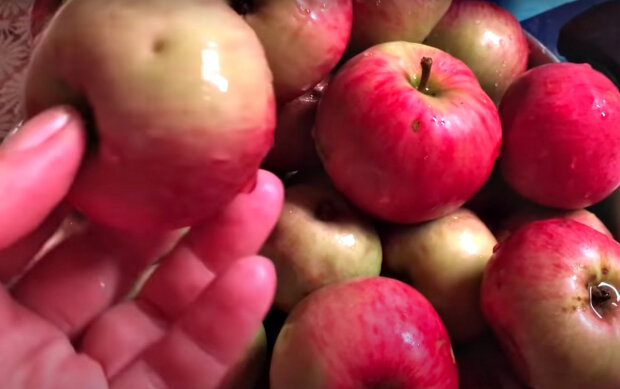 Яблуко. Фото: скріншот YouTube-відео.