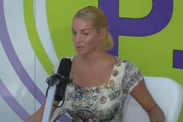 Балерина Анастасия Волочкова напялила шубу и отправилась на огород. Фото: скриншот YouTube