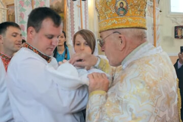 Хрещение ребенка. Фото: youtube.com