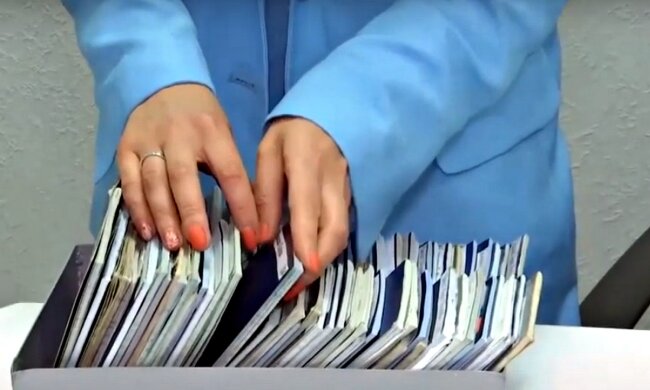 Трудовые книжки. Фото: скриншот Youtube-видео