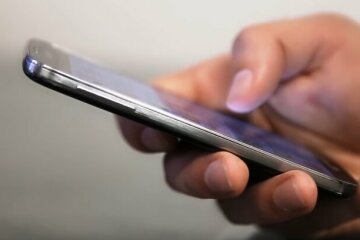 Смартфон. Фото: скриншот YouTube