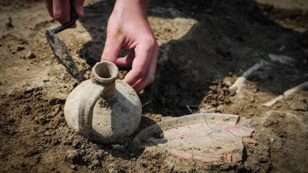 Археологи нашли артефакты времен Киевской Руси посреди Чернигова: пролежали в земле более 700 лет, фото