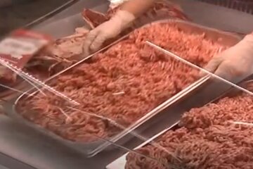 Эксперты нашли в фабричном мясе опасные компоненты. Фото: скриншот YouTube