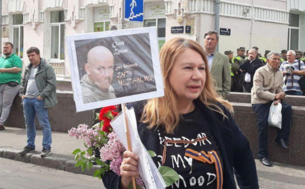 Полиция задержала мать погибшей регионалки Бережной — ходила с запрещенной символикой