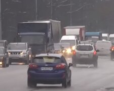 Автомобілі на дорозі. Фото: скріншот YouTube-відео
