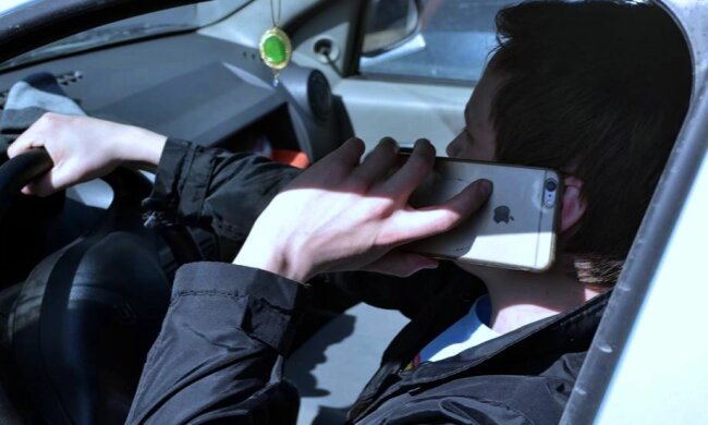 Разговоры за рулем. Фото: скриншот YouTube