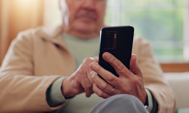 Українським пенсіонерам розповіли, як заощадити на мобільному зв'язку. Фото: з відкритих джерел