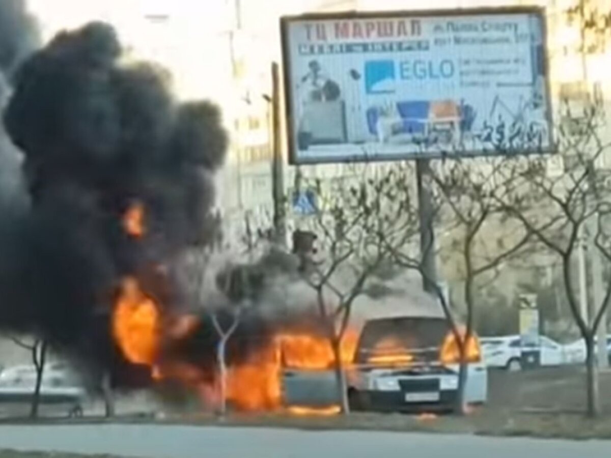 Киевлянин вскочил в горящую машину, чтоб спасти остальных: видео взорвало  Сеть