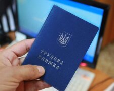 Черги до ПФУ: українці масово оцифровують трудові книжки